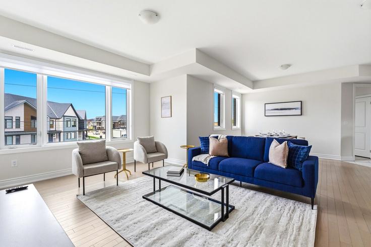 Oakville OakvilleのBuilding Sixth Line - likehouse-properties - 1648803のアパートメントにある、モダンな家具を備えたエレガントなデザインのリビングルーム Oakville OakvilleのBuilding Sixth Line - likehouse-properties - 1648803のアパートメントにある、モダンな家具を備えたエレガントなデザインのリビングルーム