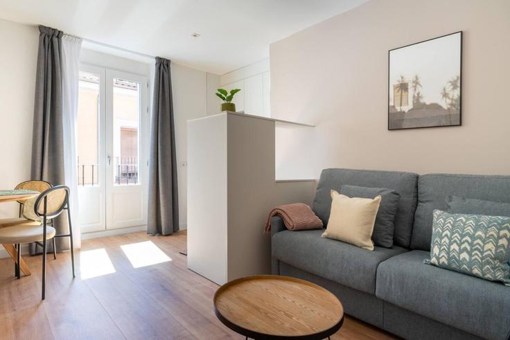 Elegante sala de estar con mobiliario moderno en un apartamento en Building Calle de Fomento - limehome - 1038286 - MAD en Centro, Madrid