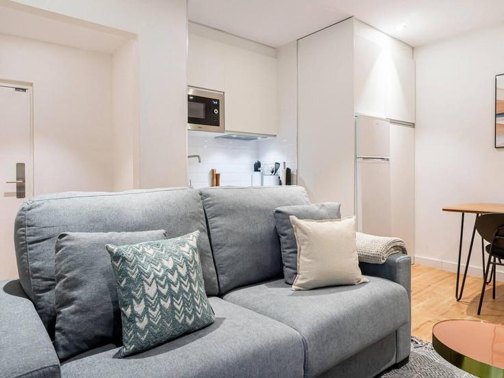 Sala de estar elegantemente projetada com móveis modernos em um apartamento no Building Calle de Fomento - limehome - 1038289 - MAD em Centro, Madrid Sala de estar elegantemente projetada com móveis modernos em um apartamento no Building Calle de Fomento - limehome - 1038289 - MAD em Centro, Madrid