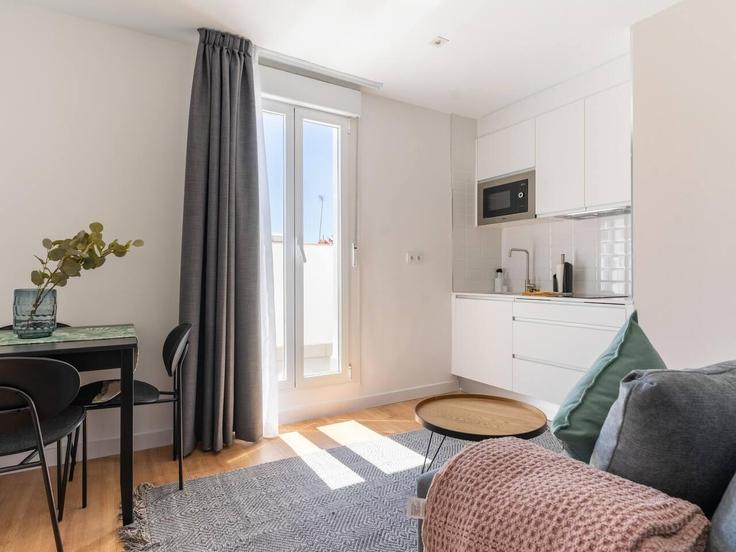 Elegant gestaltetes Wohnzimmer mit moderner Einrichtung in einer Wohnung im Building Calle de Fomento - limehome - 1038279 - MAD in Centro, Madrid Elegant gestaltetes Wohnzimmer mit moderner Einrichtung in einer Wohnung im Building Calle de Fomento - limehome - 1038279 - MAD in Centro, Madrid