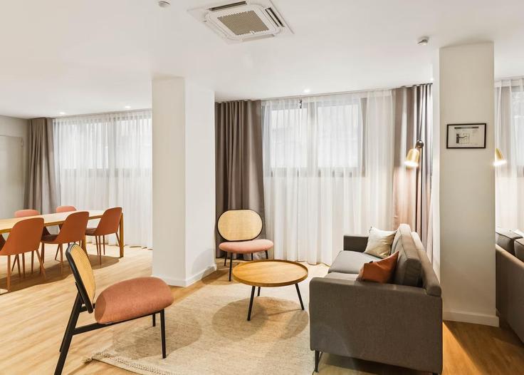 Building 66 Evripidou - limehome - 1320231 adresindeki bir dairede modern mobilyalarla zarif bir şekilde tasarlanmış oturma odası Piraeus, Athens Building 66 Evripidou - limehome - 1320231 adresindeki bir dairede modern mobilyalarla zarif bir şekilde tasarlanmış oturma odası Piraeus, Athens