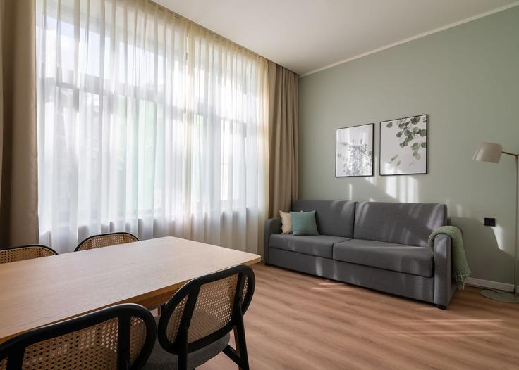 Central Athens, Athens에 위치한 Building Geraniou - limehome - 1573711 유닛의 세련된 인테리어가 돋보이는 거실 Central Athens, Athens에 위치한 Building Geraniou - limehome - 1573711 유닛의 세련된 인테리어가 돋보이는 거실