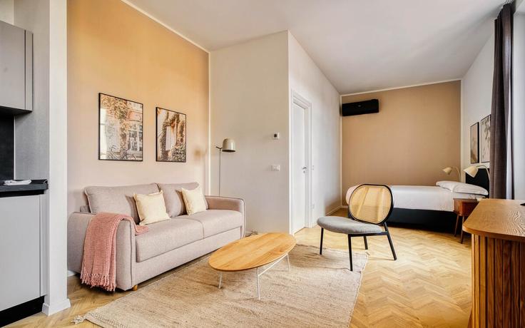 Elegante sala de estar con mobiliario moderno en un apartamento en Building Via Guelfa - limehome - 1586642 en Florence, Florence