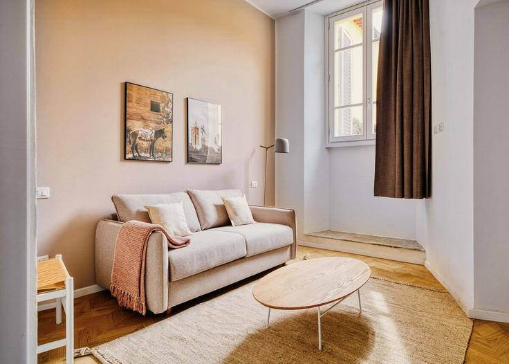 Elegante sala de estar con mobiliario moderno en un apartamento en Building Via Guelfa - limehome - 1573816 en Florence, Florence