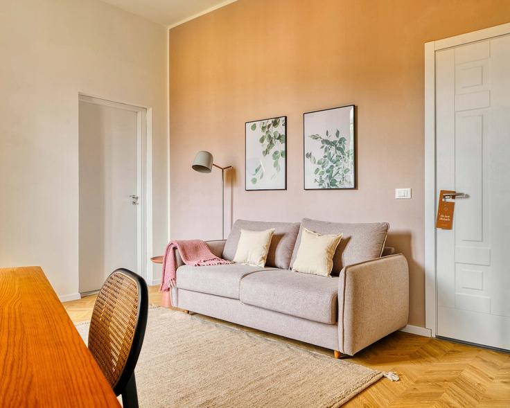 Elegante sala de estar con mobiliario moderno en un apartamento en Building Via Guelfa - limehome - 1586645 en Florence, Florence
