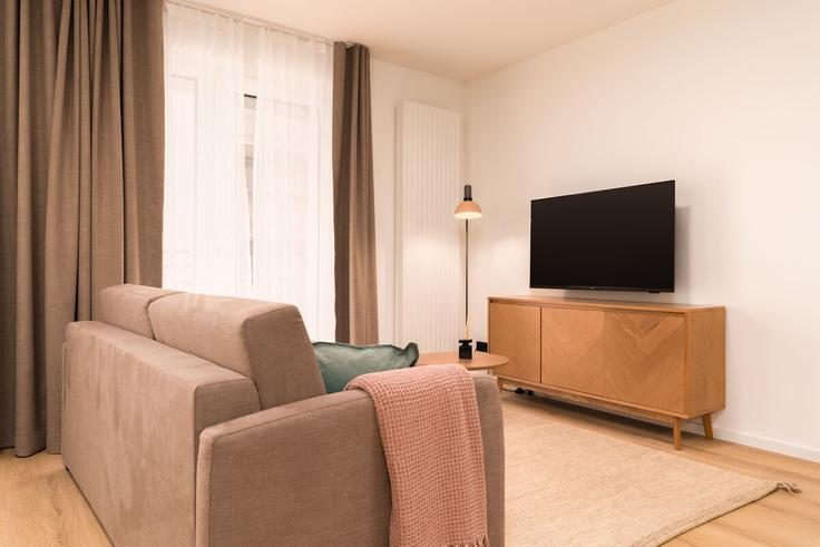 Salle de séjour élégante avec mobilier moderne dans un appartement à Building Landgutgasse - limehome - 1037894 à Vienna, Vienna Salle de séjour élégante avec mobilier moderne dans un appartement à Building Landgutgasse - limehome - 1037894 à Vienna, Vienna