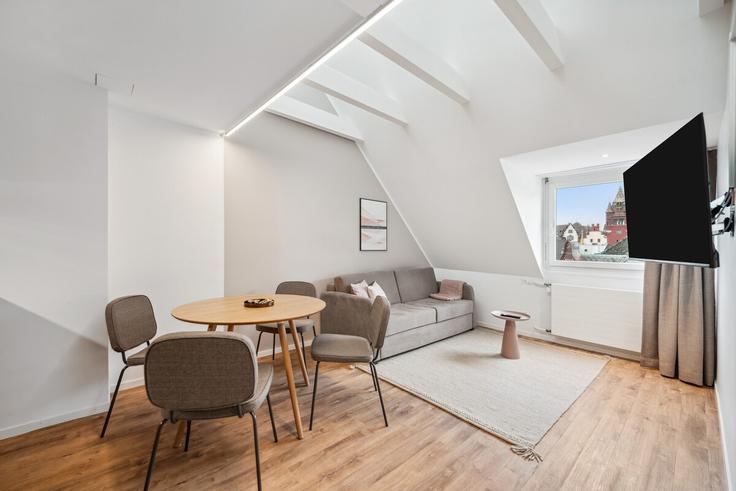 Sala de estar elegantemente projetada com móveis modernos em um apartamento no Building Rümelinsplatz - limehome - 1037790 em Basel, Basel Sala de estar elegantemente projetada com móveis modernos em um apartamento no Building Rümelinsplatz - limehome - 1037790 em Basel, Basel