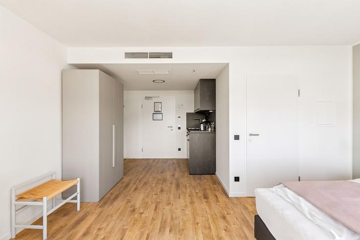 Elegant gestaltetes Wohnzimmer mit moderner Einrichtung in einer Wohnung im Building Hietzinger Hauptstraße - limehome - 1573719 in Vienna, Vienna Elegant gestaltetes Wohnzimmer mit moderner Einrichtung in einer Wohnung im Building Hietzinger Hauptstraße - limehome - 1573719 in Vienna, Vienna
