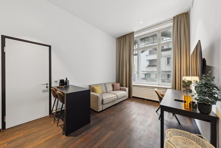 Building Roßauer Lände - limehome - 1037996 adresindeki bir dairede modern mobilyalarla zarif bir şekilde tasarlanmış oturma odası Vienna, Vienna Building Roßauer Lände - limehome - 1037996 adresindeki bir dairede modern mobilyalarla zarif bir şekilde tasarlanmış oturma odası Vienna, Vienna