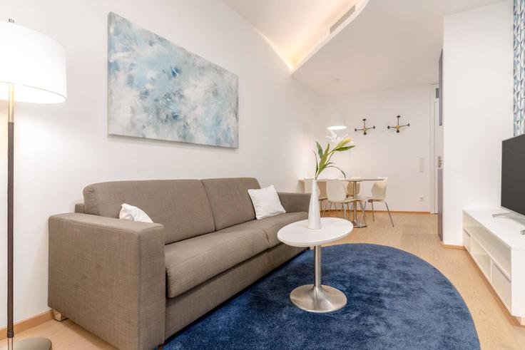 Elegante sala de estar con mobiliario moderno en un apartamento en Building Opernring - limehome - 1037940 en Graz, Graz Elegante sala de estar con mobiliario moderno en un apartamento en Building Opernring - limehome - 1037940 en Graz, Graz