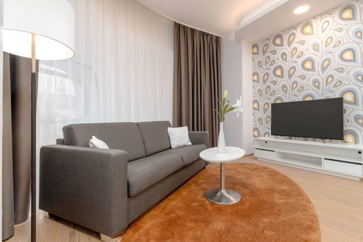 Elegante sala de estar con mobiliario moderno en un apartamento en Building Opernring - limehome - 1037931 en Graz, Graz Elegante sala de estar con mobiliario moderno en un apartamento en Building Opernring - limehome - 1037931 en Graz, Graz