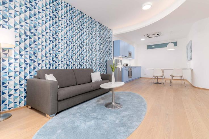 Elegante sala de estar con mobiliario moderno en un apartamento en Building Opernring - limehome - 1037925 en Graz, Graz Elegante sala de estar con mobiliario moderno en un apartamento en Building Opernring - limehome - 1037925 en Graz, Graz