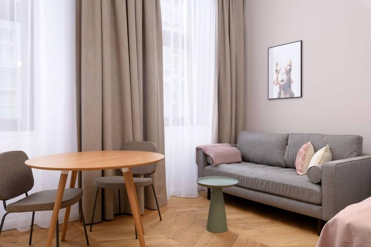 Elegant gestaltetes Wohnzimmer mit moderner Einrichtung in einer Wohnung im Building Streffleurgasse - limehome - 1038057 in Vienna, Vienna Elegant gestaltetes Wohnzimmer mit moderner Einrichtung in einer Wohnung im Building Streffleurgasse - limehome - 1038057 in Vienna, Vienna