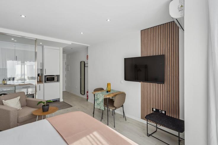 Sala de estar elegantemente projetada com móveis modernos em um apartamento no Building Calle de la Paloma - limehome - 1038038 em Centro, Madrid Sala de estar elegantemente projetada com móveis modernos em um apartamento no Building Calle de la Paloma - limehome - 1038038 em Centro, Madrid