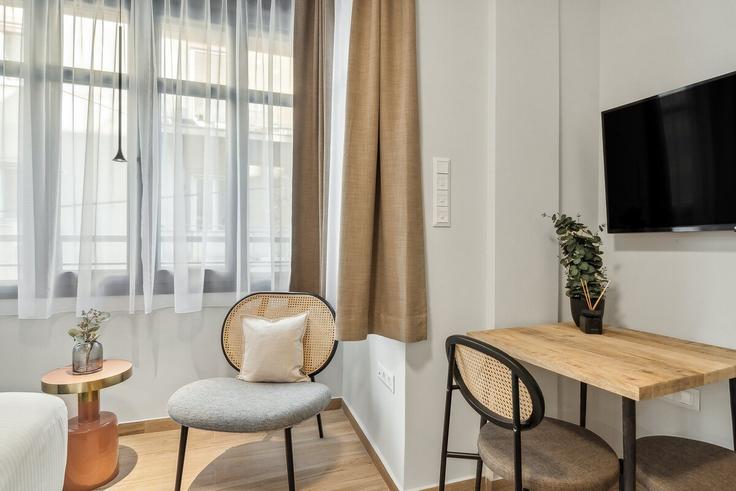 Elegante sala de estar con mobiliario moderno en un apartamento en Building Solonos - limehome - 1038004 en Central Athens, Athens