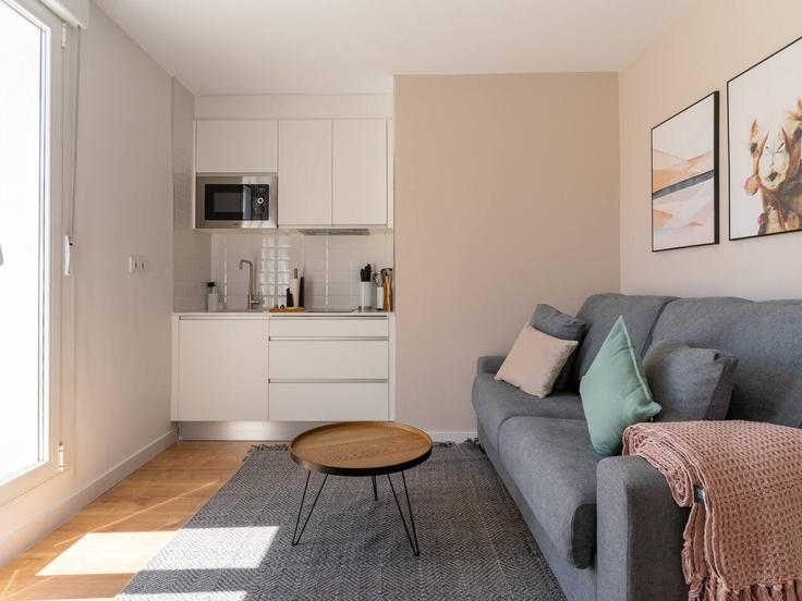 Centro, Madrid에 위치한 Building Calle de Fomento - limehome - 1038279 - MAD 유닛의 세련된 인테리어가 돋보이는 거실 Centro, Madrid에 위치한 Building Calle de Fomento - limehome - 1038279 - MAD 유닛의 세련된 인테리어가 돋보이는 거실