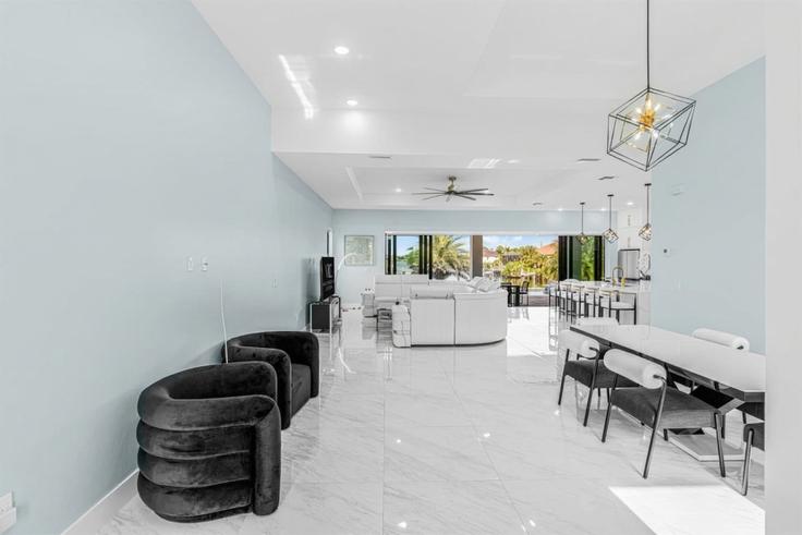 Elegant gestaltetes Wohnzimmer mit moderner Einrichtung in einer Wohnung im Building Gulfstream Parkway - limitless-properties-inc - 1490227 in Cape Coral, Cape Coral