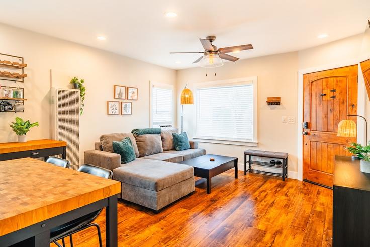 Building East Broadway - little-hut-housing - 1255758 - LAX adresindeki bir dairede modern mobilyalarla zarif bir şekilde tasarlanmış oturma odası Long Beach, Long Beach