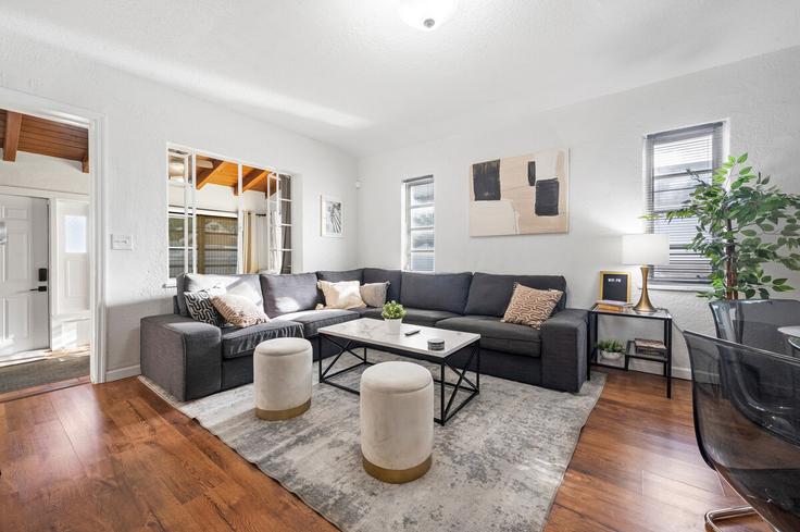 Elegante sala de estar con mobiliario moderno en un apartamento en Building Northwest 68th Terrace - little-river-oasis - 1322148 en Miami, Miami