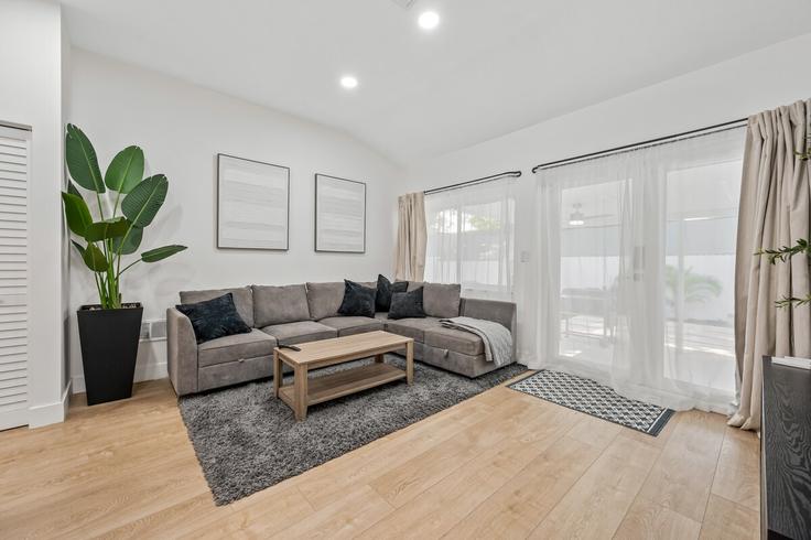 Sala de estar elegantemente projetada com móveis modernos em um apartamento no Building Northeast 69th Street - little-river-oasis - 1322150 em Miami, Miami