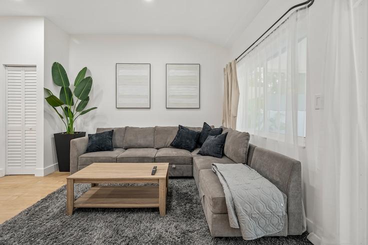 Miami, Miami에 위치한 Building Northeast 69th Street - little-river-oasis - 1322150 유닛의 세련된 인테리어가 돋보이는 거실 Miami, Miami에 위치한 Building Northeast 69th Street - little-river-oasis - 1322150 유닛의 세련된 인테리어가 돋보이는 거실