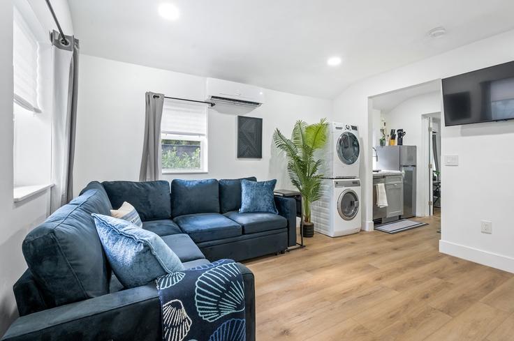 Elegante sala de estar con mobiliario moderno en un apartamento en Building Northeast 57th Street - little-river-oasis - 1322149 en Miami, Miami Elegante sala de estar con mobiliario moderno en un apartamento en Building Northeast 57th Street - little-river-oasis - 1322149 en Miami, Miami