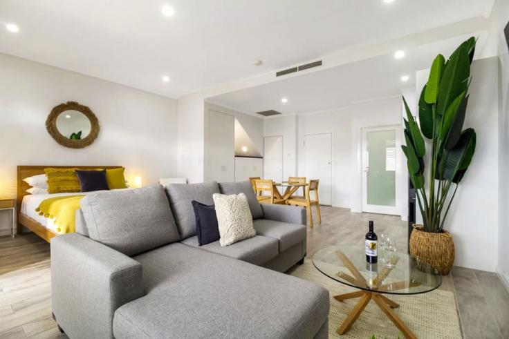 Building Beach Street - live-luxe - 1645989 adresindeki bir dairede modern mobilyalarla zarif bir şekilde tasarlanmış oturma odası Port Melbourne, Melbourne