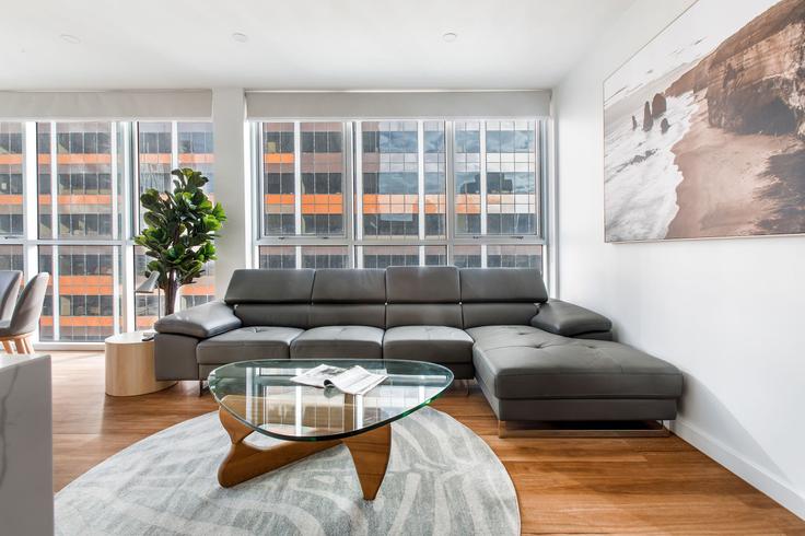 Melbourne MelbourneのBuilding William Street - live-luxe - 1645982のアパートメントにある、モダンな家具を備えたエレガントなデザインのリビングルーム Melbourne MelbourneのBuilding William Street - live-luxe - 1645982のアパートメントにある、モダンな家具を備えたエレガントなデザインのリビングルーム