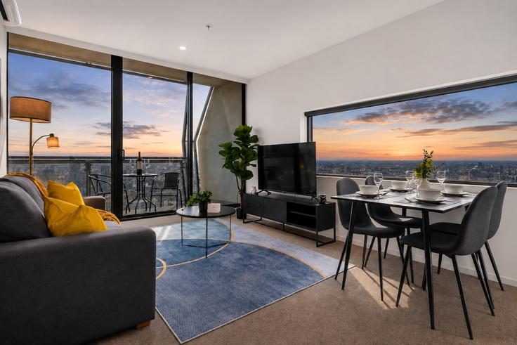 Melbourne MelbourneのBuilding William Street - live-luxe - 1645926のアパートメントにある、モダンな家具を備えたエレガントなデザインのリビングルーム