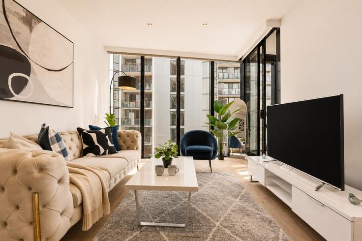 Melbourne DocklandsのBuilding La Trobe Street - live-luxe - 1645928のアパートメントにある、モダンな家具を備えたエレガントなデザインのリビングルーム