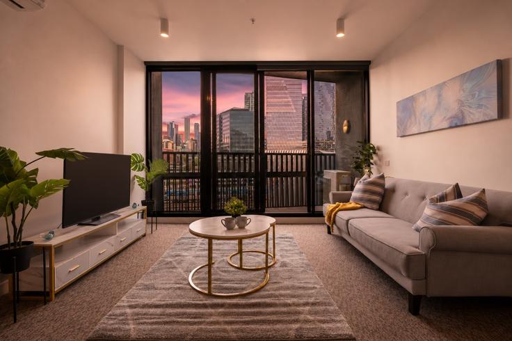 Building La Trobe Street - live-luxe - 1646016 adresindeki bir dairede modern mobilyalarla zarif bir şekilde tasarlanmış oturma odası Docklands, Melbourne