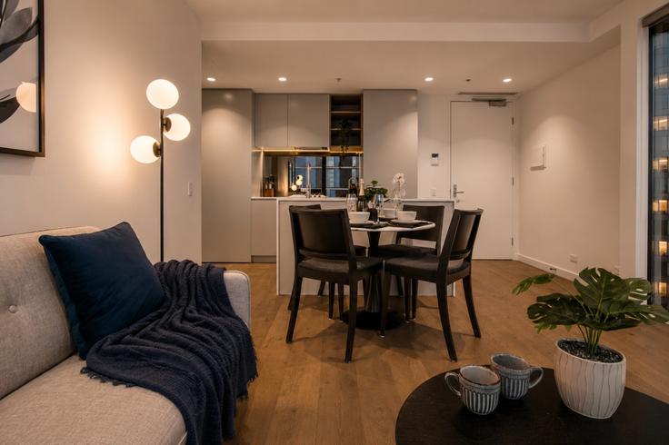 Elegant gestaltetes Wohnzimmer mit moderner Einrichtung in einer Wohnung im Building Elizabeth Street - live-luxe - 1645934 in Melbourne, Melbourne