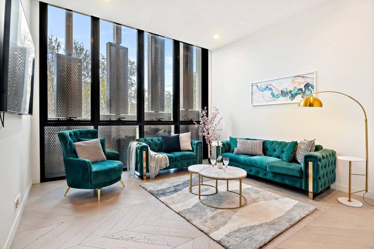 Elegant gestaltetes Wohnzimmer mit moderner Einrichtung in einer Wohnung im Building Tarver Street - live-luxe - 1645932 in Port Melbourne, Melbourne Elegant gestaltetes Wohnzimmer mit moderner Einrichtung in einer Wohnung im Building Tarver Street - live-luxe - 1645932 in Port Melbourne, Melbourne
