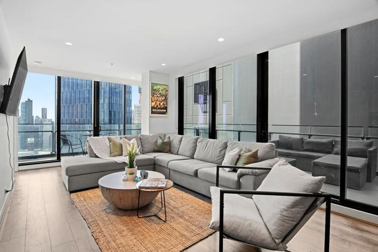 Melbourne SouthbankのBuilding Clarke Street - live-luxe - 1645937のアパートメントにある、モダンな家具を備えたエレガントなデザインのリビングルーム
