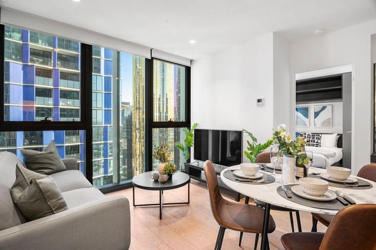 Melbourne MelbourneのBuilding Elizabeth Street - live-luxe - 1646023のアパートメントにある、モダンな家具を備えたエレガントなデザインのリビングルーム Melbourne MelbourneのBuilding Elizabeth Street - live-luxe - 1646023のアパートメントにある、モダンな家具を備えたエレガントなデザインのリビングルーム
