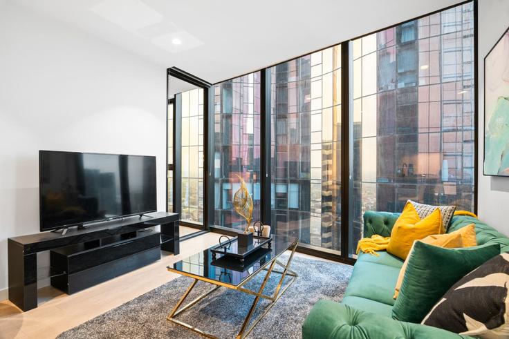 Melbourne MelbourneのBuilding A'Beckett Street - live-luxe - 1645930のアパートメントにある、モダンな家具を備えたエレガントなデザインのリビングルーム Melbourne MelbourneのBuilding A'Beckett Street - live-luxe - 1645930のアパートメントにある、モダンな家具を備えたエレガントなデザインのリビングルーム