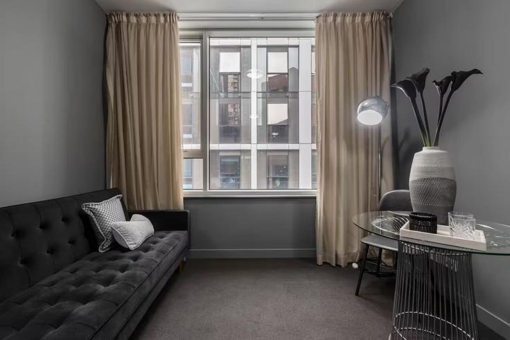 Melbourne MelbourneのBuilding Therry Street - live-luxe - 1645929のアパートメントにある、モダンな家具を備えたエレガントなデザインのリビングルーム Melbourne MelbourneのBuilding Therry Street - live-luxe - 1645929のアパートメントにある、モダンな家具を備えたエレガントなデザインのリビングルーム