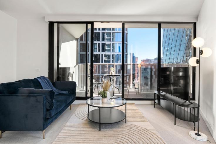 Elegant gestaltetes Wohnzimmer mit moderner Einrichtung in einer Wohnung im Building La Trobe Street - live-luxe - 1646024 in Docklands, Melbourne Elegant gestaltetes Wohnzimmer mit moderner Einrichtung in einer Wohnung im Building La Trobe Street - live-luxe - 1646024 in Docklands, Melbourne