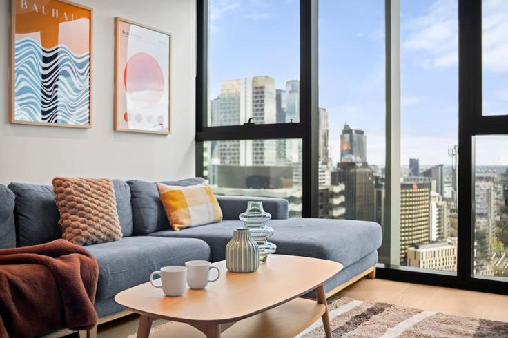 Melbourne MelbourneのBuilding Elizabeth Street - live-luxe - 1646021のアパートメントにある、モダンな家具を備えたエレガントなデザインのリビングルーム Melbourne MelbourneのBuilding Elizabeth Street - live-luxe - 1646021のアパートメントにある、モダンな家具を備えたエレガントなデザインのリビングルーム