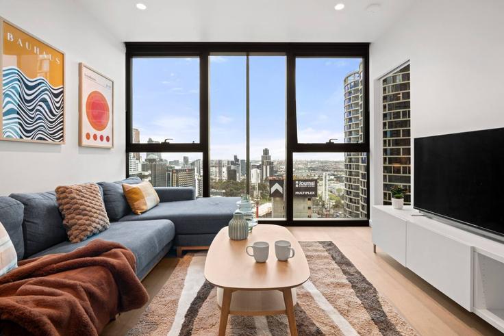 Melbourne MelbourneのBuilding Elizabeth Street - live-luxe - 1645943のアパートメントにある、モダンな家具を備えたエレガントなデザインのリビングルーム Melbourne MelbourneのBuilding Elizabeth Street - live-luxe - 1645943のアパートメントにある、モダンな家具を備えたエレガントなデザインのリビングルーム