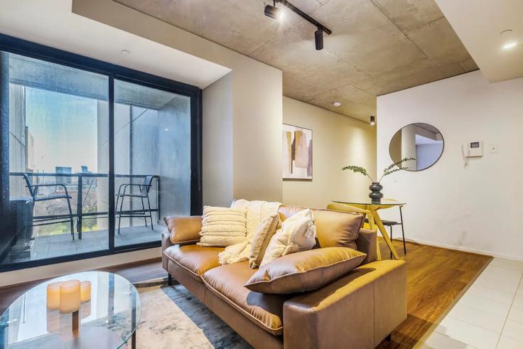 Building Singers Lane - live-luxe - 1645958 adresindeki bir dairede modern mobilyalarla zarif bir şekilde tasarlanmış oturma odası Melbourne, Melbourne
