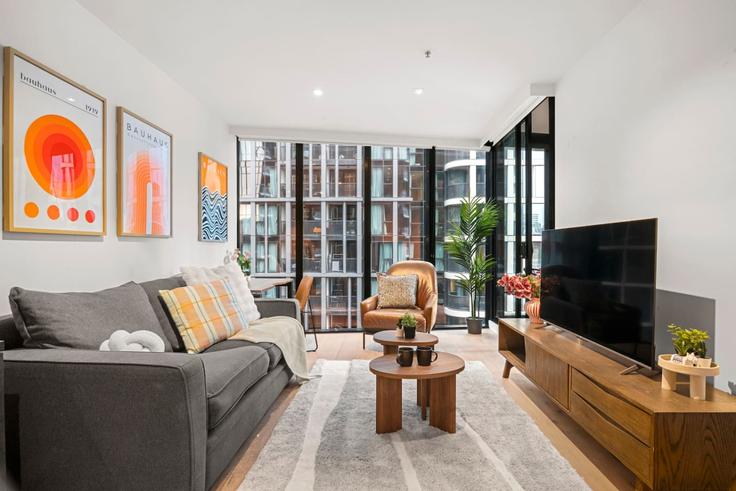 Melbourne DocklandsのBuilding La Trobe Street - live-luxe - 1645961のアパートメントにある、モダンな家具を備えたエレガントなデザインのリビングルーム
