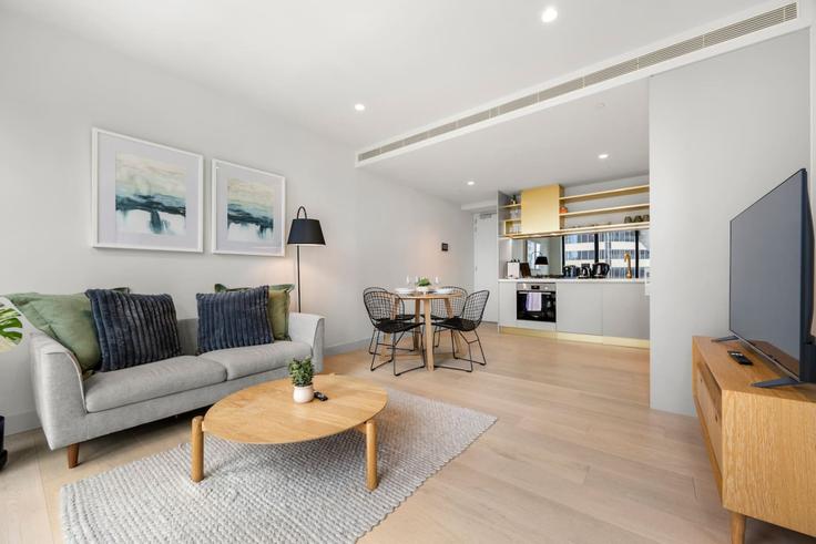 Melbourne MelbourneのBuilding Queen Street - live-luxe - 1645955のアパートメントにある、モダンな家具を備えたエレガントなデザインのリビングルーム