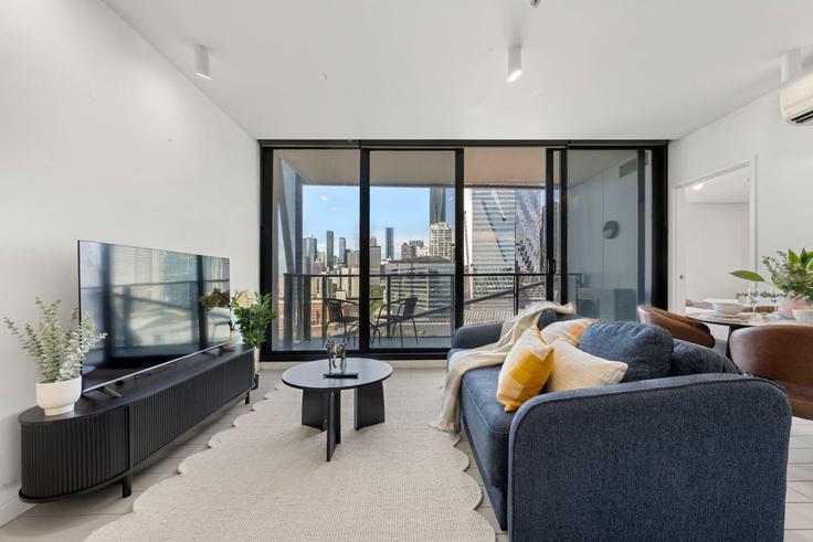 Melbourne DocklandsのBuilding La Trobe Street - live-luxe - 1645950のアパートメントにある、モダンな家具を備えたエレガントなデザインのリビングルーム