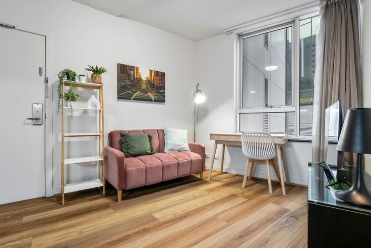 Elegant gestaltetes Wohnzimmer mit moderner Einrichtung in einer Wohnung im Building Therry Street - live-luxe - 1645953 in Melbourne, Melbourne Elegant gestaltetes Wohnzimmer mit moderner Einrichtung in einer Wohnung im Building Therry Street - live-luxe - 1645953 in Melbourne, Melbourne
