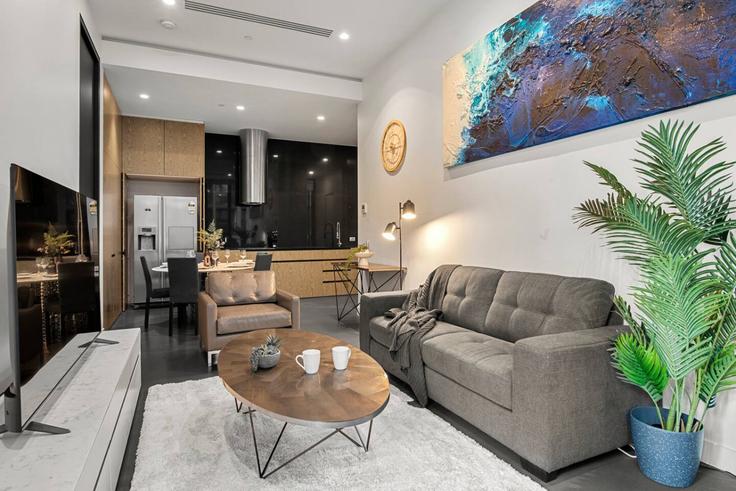 Sala de estar elegantemente projetada com móveis modernos em um apartamento no Building La Trobe Street - live-luxe - 1645963 em Docklands, Melbourne Sala de estar elegantemente projetada com móveis modernos em um apartamento no Building La Trobe Street - live-luxe - 1645963 em Docklands, Melbourne