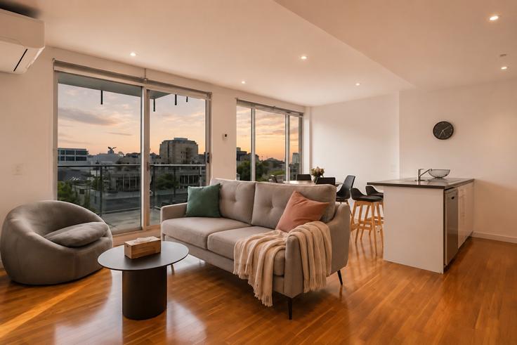Elegant gestaltetes Wohnzimmer mit moderner Einrichtung in einer Wohnung im Building Rouse Street - live-luxe - 1645986 in Port Melbourne, Melbourne Elegant gestaltetes Wohnzimmer mit moderner Einrichtung in einer Wohnung im Building Rouse Street - live-luxe - 1645986 in Port Melbourne, Melbourne