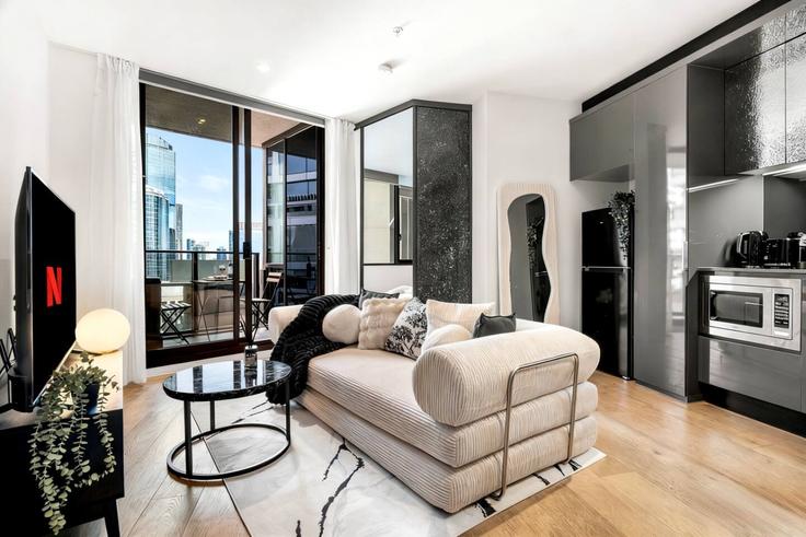 Melbourne MelbourneのBuilding Rose Lane - live-luxe - 1646006のアパートメントにある、モダンな家具を備えたエレガントなデザインのリビングルーム