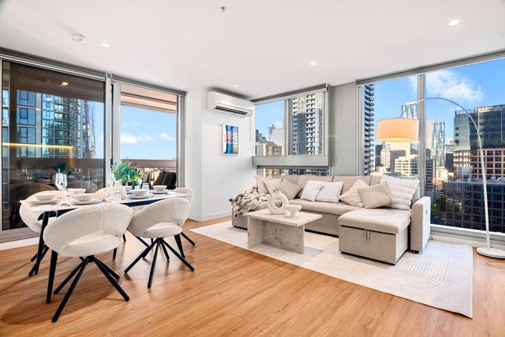 Elegante sala de estar con mobiliario moderno en un apartamento en Building Rose Lane - live-luxe - 1645996 en Melbourne, Melbourne