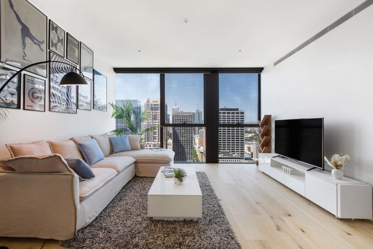 Melbourne MelbourneのBuilding Collins Street - live-luxe - 1646000のアパートメントにある、モダンな家具を備えたエレガントなデザインのリビングルーム